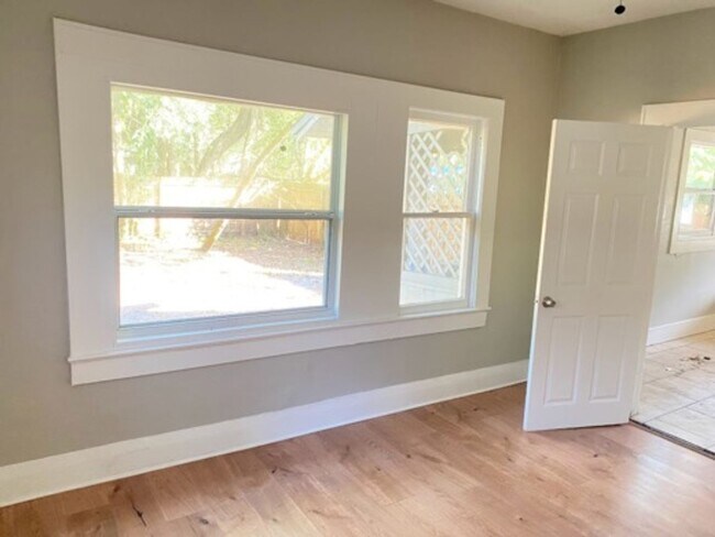 Building Photo - Charming Home - A Must See!