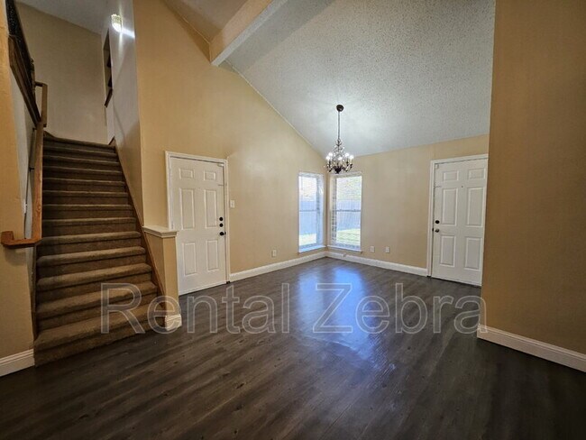 Building Photo - 1405 Paintbrush St