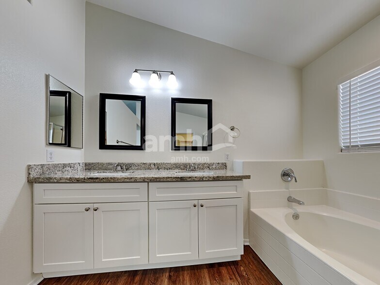 Building Photo - 9233 Lowery Point Ct