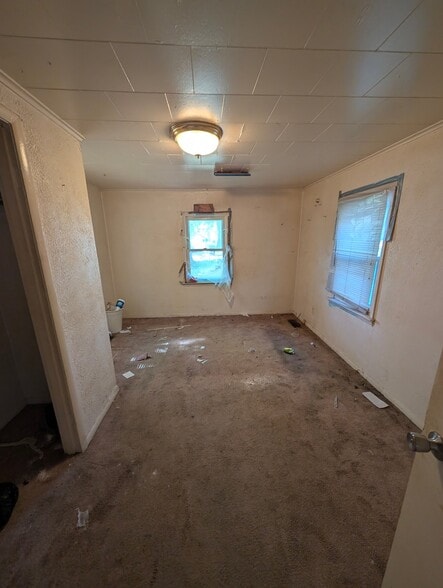 Building Photo - 715 W Thrush Ave