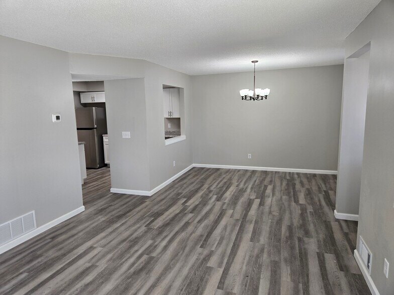 Building Photo - 9431 Ranchview Ln N