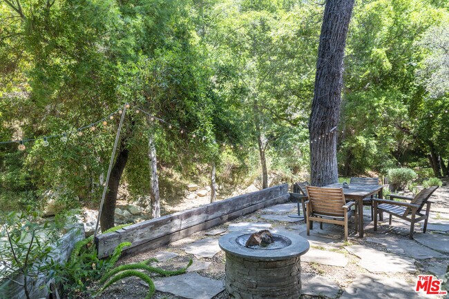 Building Photo - 618 S Topanga Canyon Blvd