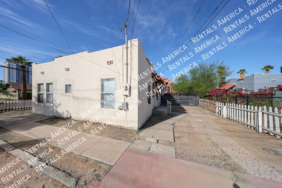 Building Photo - 713 N 9th St