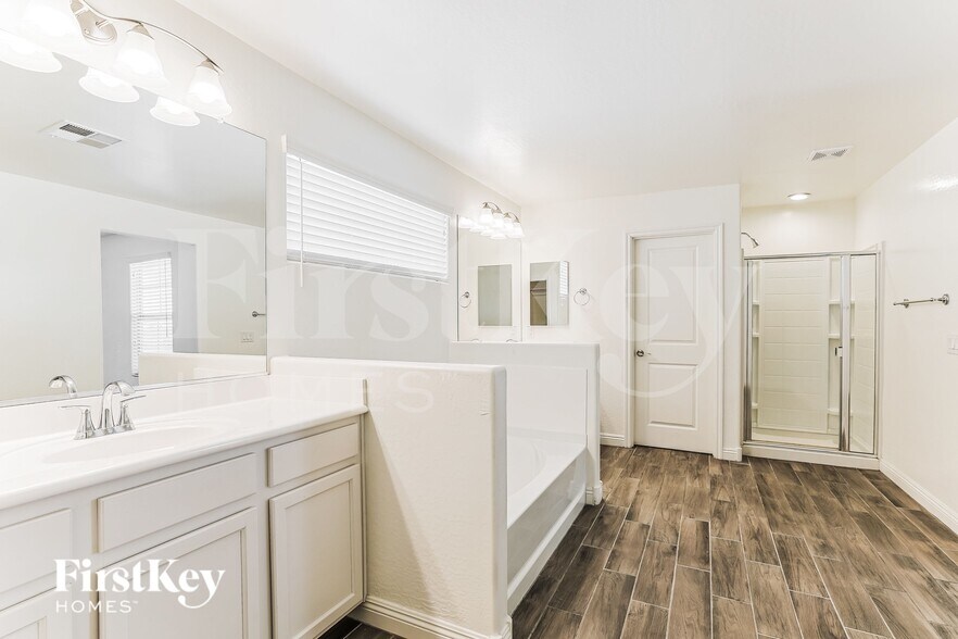 Building Photo - 6926 E Butte St