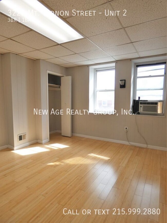 Building Photo - Spacious bi-level apartment available!