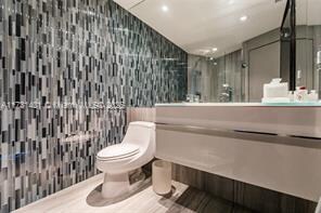 Building Photo - 300 S Pointe Dr