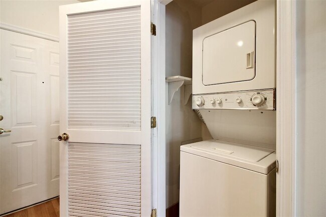 Building Photo - 704 Clinton St