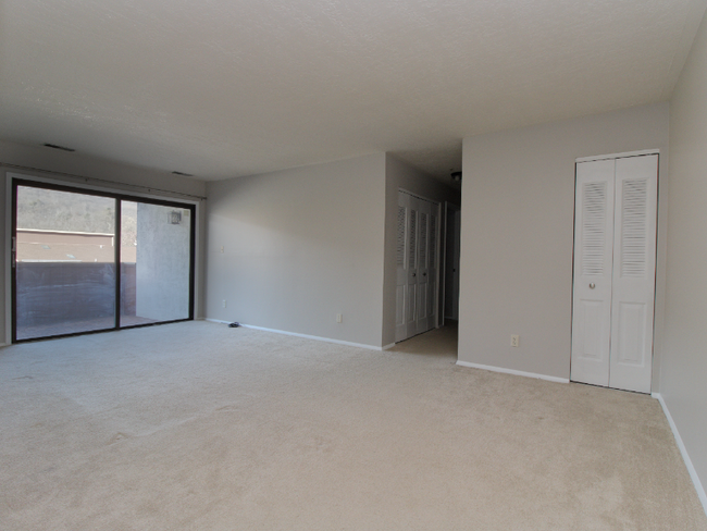 Building Photo - 810 Charlotte Way