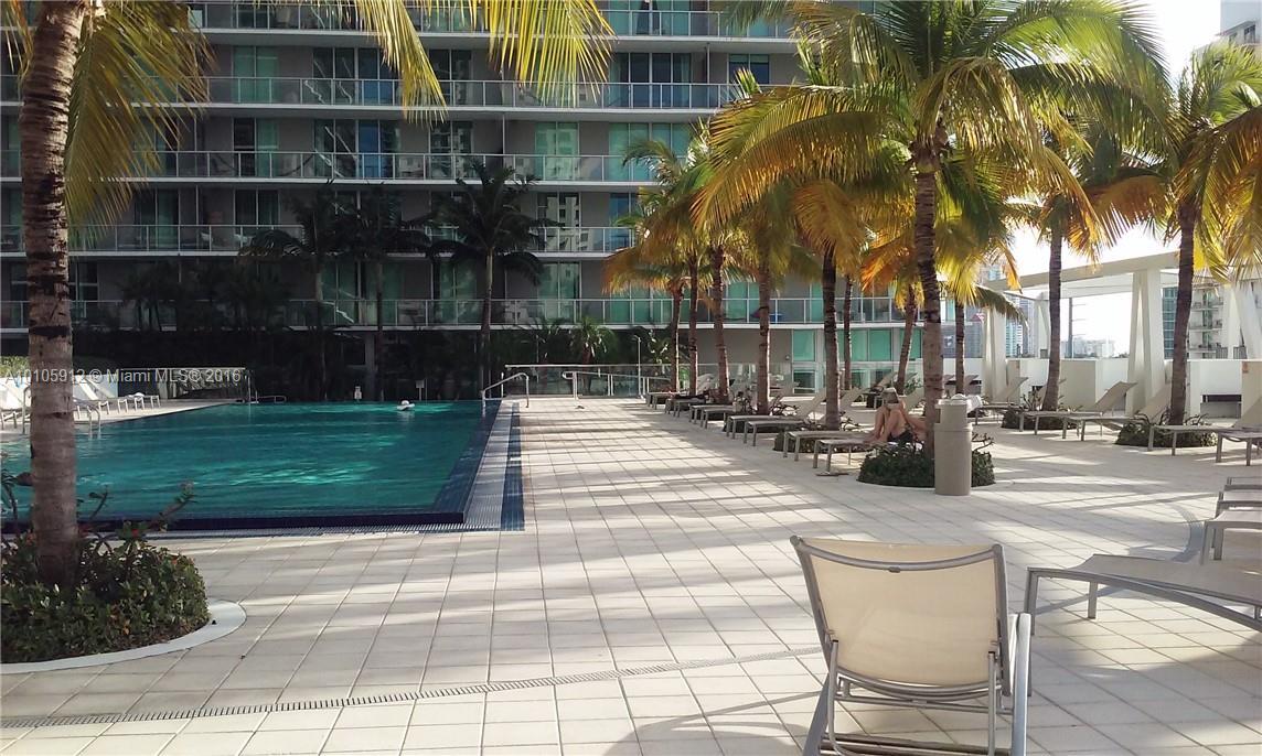 Large pool area - 1111 SW 1st Ave