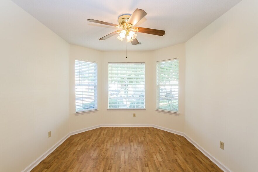 Building Photo - 5892 Alexandria Ln