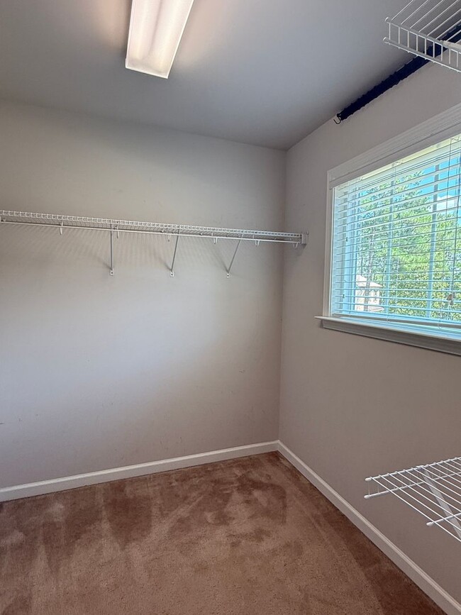 Building Photo - Gorgeous 3 Bed 2.5 Bath Plus Loft Home on ...