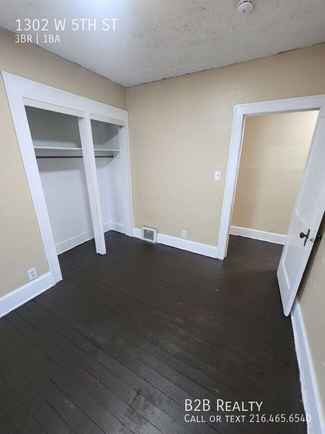 Building Photo - 1302 W 5th St