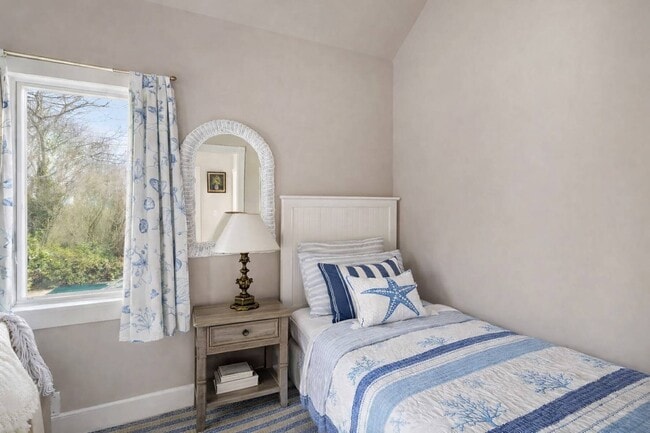 Building Photo - 14 Barns Ln