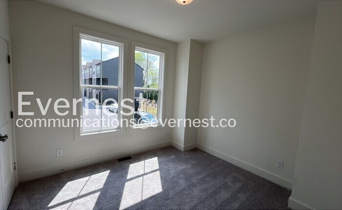 Building Photo - 724 Belletrace Cir