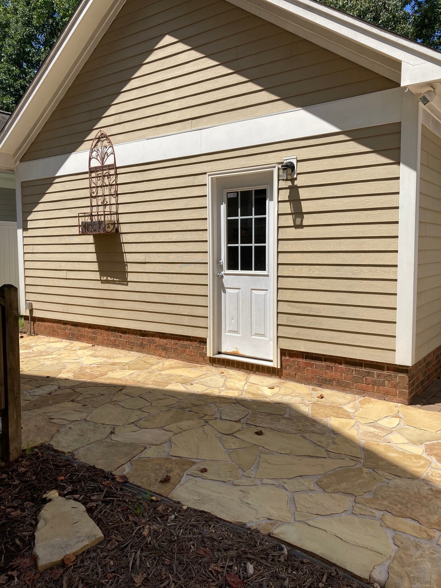 Backyard with stone patio - 133 Kensington St