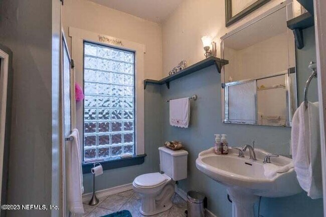 Building Photo - 440 E 6th St