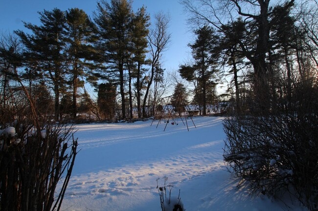 Building Photo - Beautifully remodeled and completed 1 Bedroom apartment.