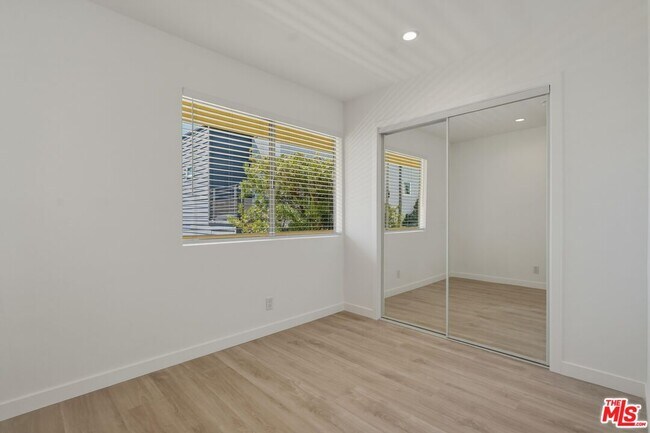 Building Photo - 1827 N Van Ness Ave