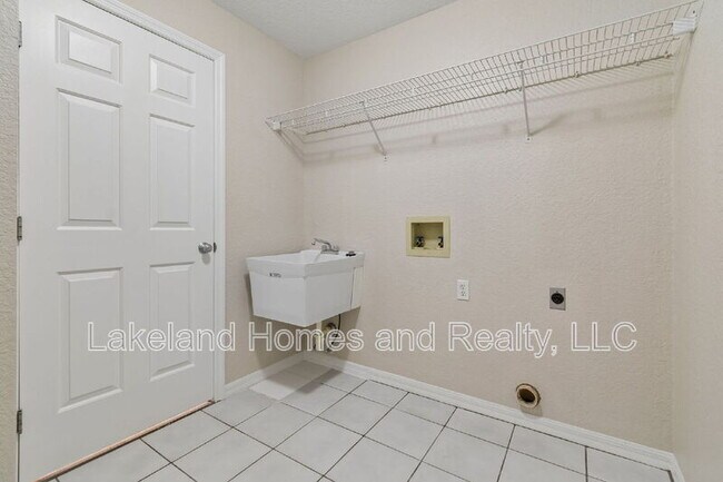 Building Photo - 95 Woodside Dr