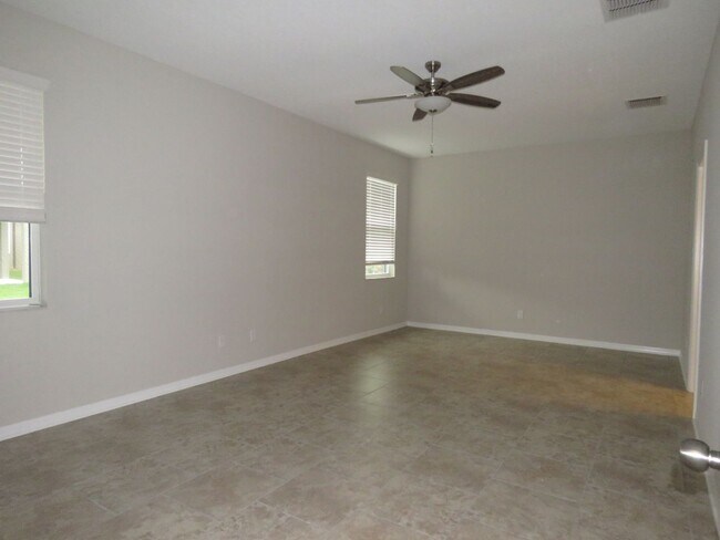 Building Photo - Beautiful Newer 3/2/2 home for Rent