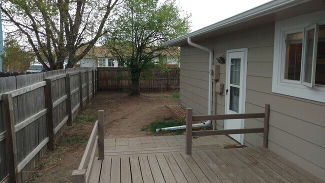 Building Photo - 3 Bedroom 2 Bath Tri-Level Home with 2 car...