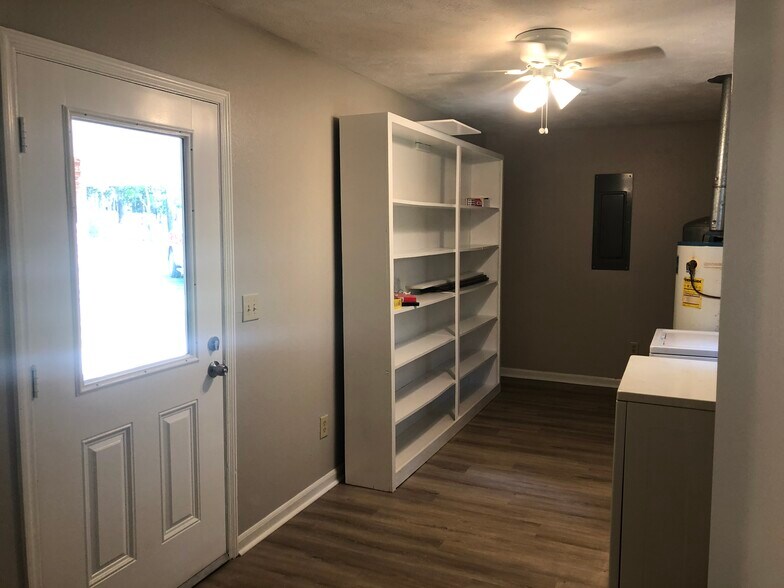 Laundry room - 13978 Gristmill Creek Rd