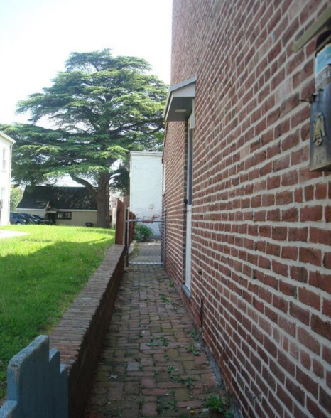 Building Photo - 123 S Church St
