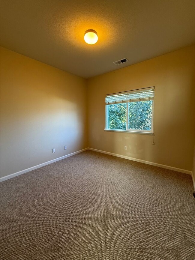 Building Photo - Lovely 3 Bedroom Home near Sutter Hospital in Wikkiup!