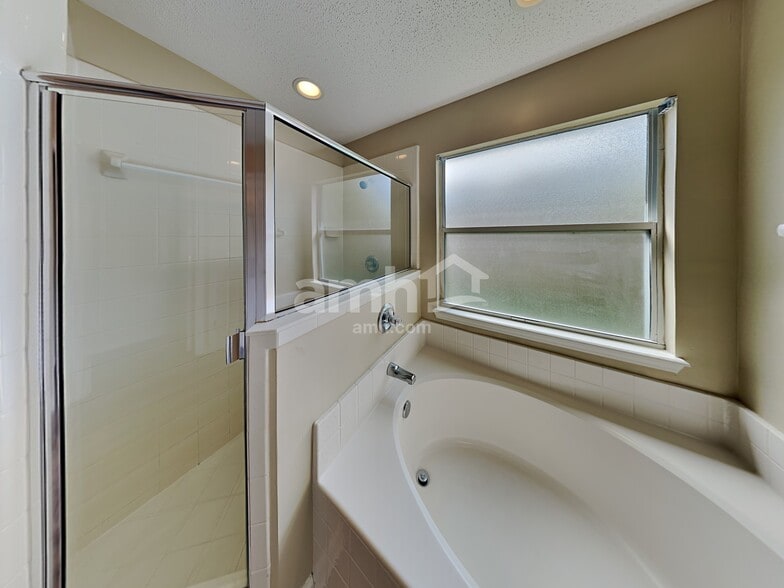 Building Photo - 685 Mackenzie Cir