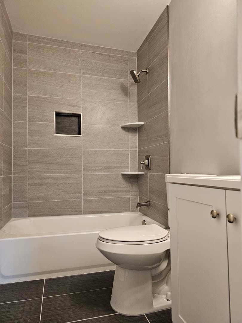 Master bathroom - 323 Felsted Ct