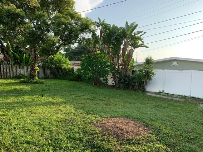 Building Photo - 3 Bed, 2 Bath Home for Rent in Northeast St. Pete