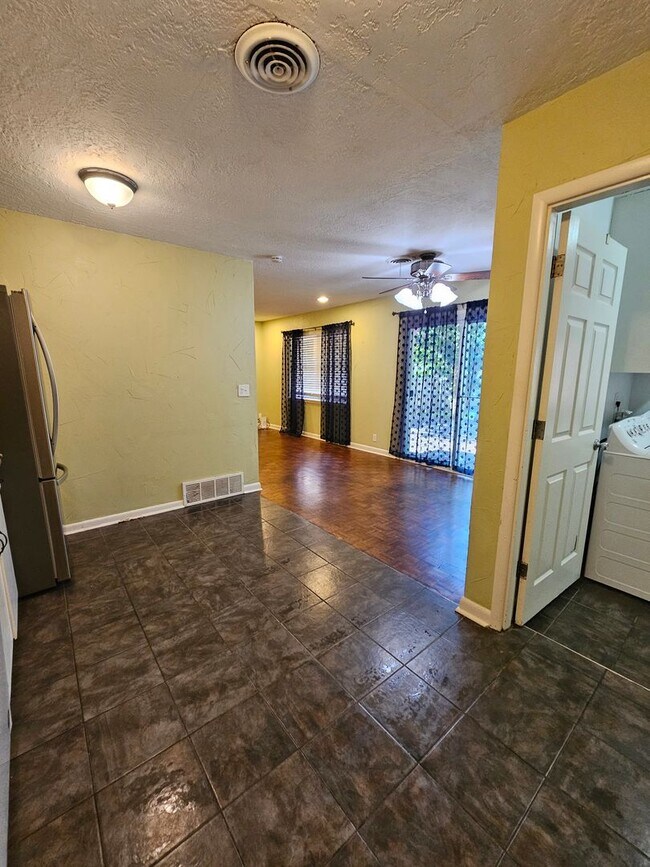 Building Photo - (3) Bed/(1.5) Bath Near Core Norman and OU...