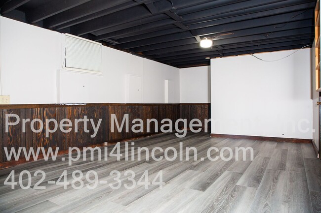 Building Photo - 3 Bedroom and 1.5 Bathroom House For Rent,...