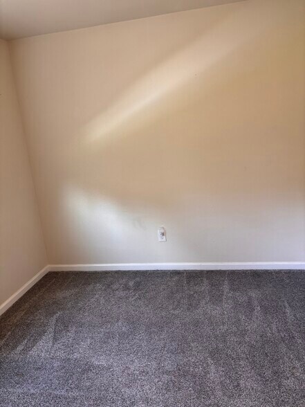 Building Photo - 657 N Main Ave