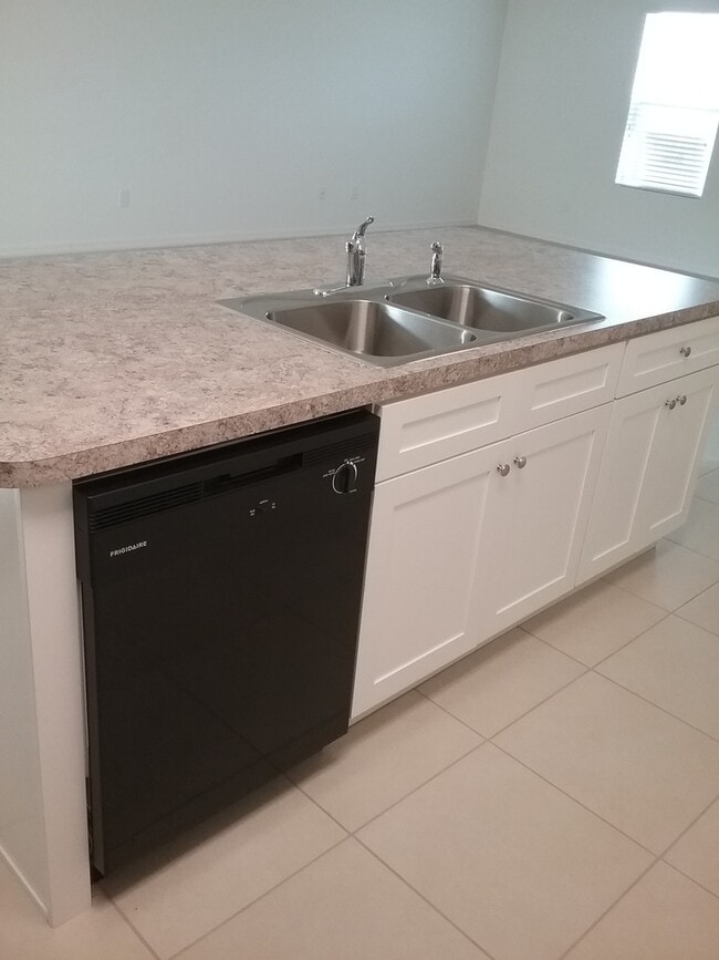Building Photo - 3 Bedroom 2.5 Bath Townhouse in Turtle Cre...