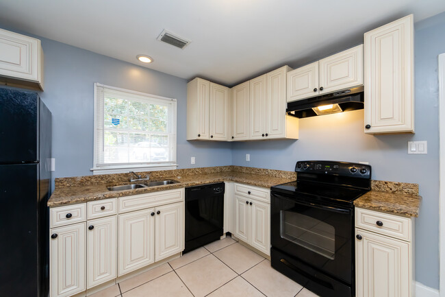 Building Photo - 4713 Belle Plaine Dr