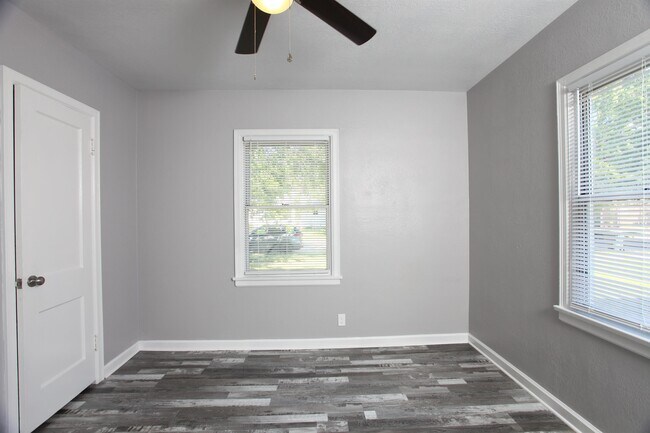 Building Photo - 2041 S Emporia St