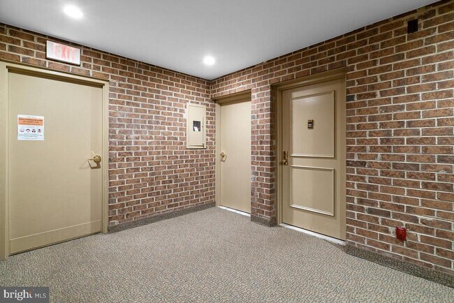 Building Photo - 11401 Commonwealth Dr