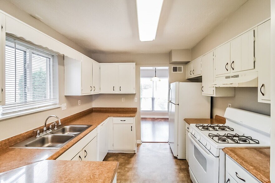 Building Photo - 2468 Mistletoe Ln SW