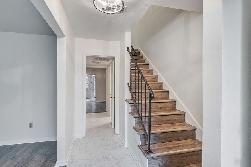 Building Photo - 5213 Clover Hill Dr