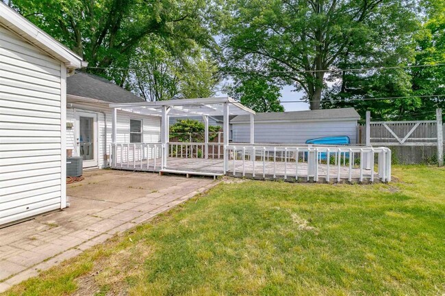 Building Photo - Charming house near IVY Tech