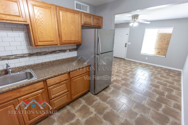 Building Photo - 448 N Lesueur