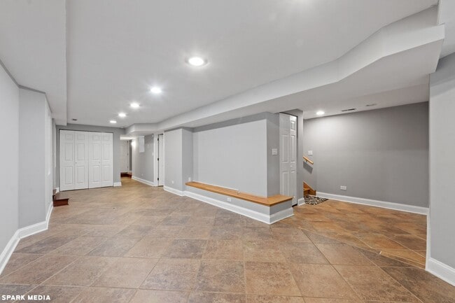 Building Photo - 2025 W Walton St