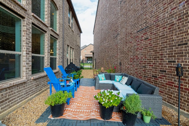 Building Photo - 576 Courtyard Ln