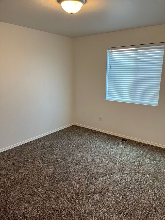 Building Photo - 4 Bedroom Home in Park Orchard Neighborhood
