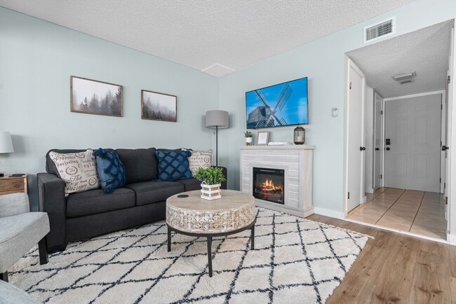 Building Photo - Desoto Courts | Townhome | Furnished