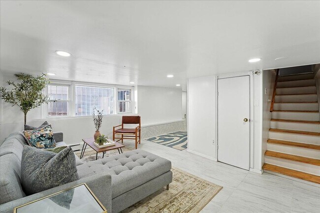 Building Photo - 283 Griffith St