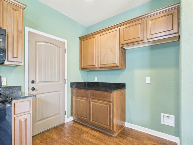 Building Photo - 3-Bedroom Retreat with 2.5 Baths in Freder...