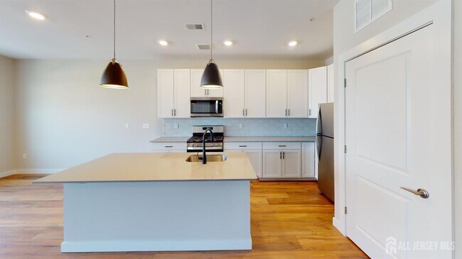 Building Photo - 708 Fernandez Ct