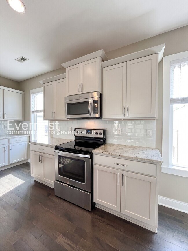 Building Photo - Spacious 3-Bed/3.5 Bath Townhome/ Available Now!